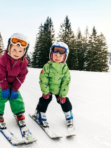 Kinder am skifahren im Skigebiet Damüls-Mellau