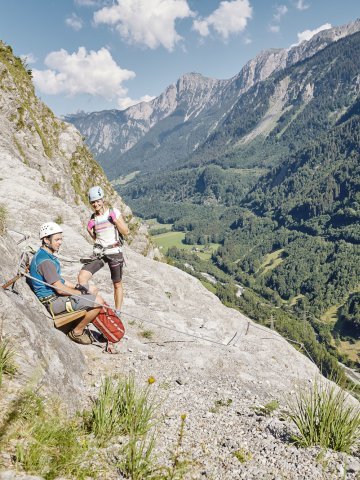 Pause mit Blick ins Tal am Klettersteig Fallbach im Klostertal