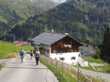 Aussenansicht der Pension Bergmähder in Lech