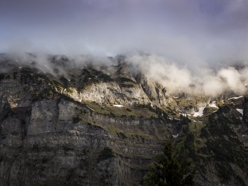 Wolkendecke im Berghang im Bregenzerwald