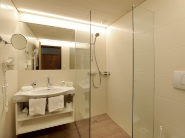 Badezimmer in den Zimmern des Hotel Edelweiss in Schoppernau