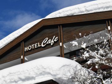 Hotel Edelweiß von Aussen im Winter
