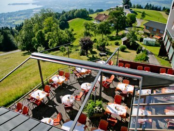 Sonnenterrasse des Hotel Schönblick mit Weitblick auf den Bodensee