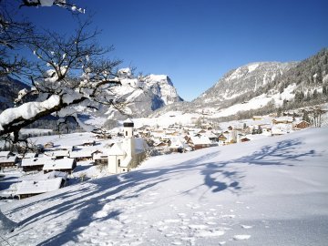 Winterlandschaft und Ortsansicht von Schoppernau im Bregenzerwald