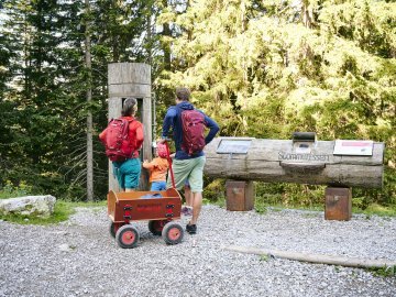 Familie mit Bollerwagen am Natursprünge-Weg