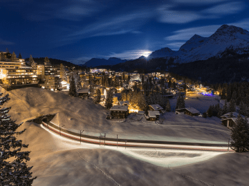 Rhätische Bahn bei Nacht in Arosa in der Schweiz