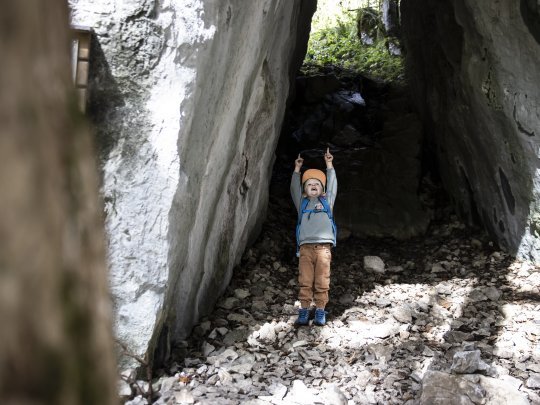 Junge im Höhlenpark in Bezau ©Emanuel Sutterlüty - Bezau Tourismus.jpg