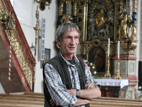 Klaus Bertle bei der Kirchenführung in der Pfarrkirche Bartholomäberg