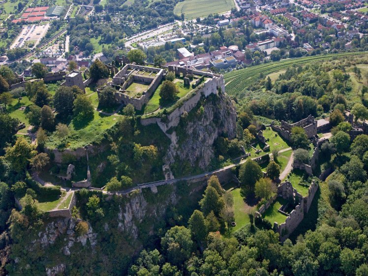 Festungsruine Hohentwiel im Sommer - Drohnenansicht